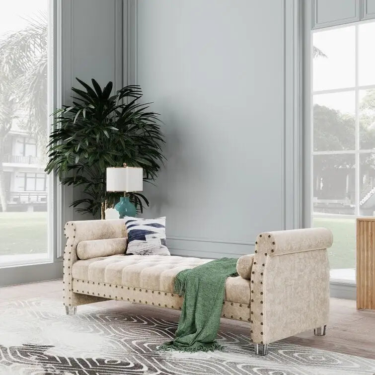 Banc Chesterfield en velours beige capitonné avec accoudoirs volutes, clous décoratifs et pieds en acrylique