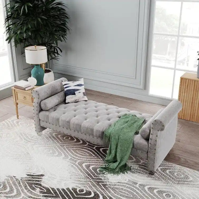 Banc Chesterfield en velours beige capitonné avec accoudoirs volutes, clous décoratifs et pieds en acrylique