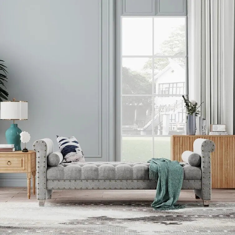 Banc Chesterfield en velours beige capitonné avec accoudoirs volutes, clous décoratifs et pieds en acrylique