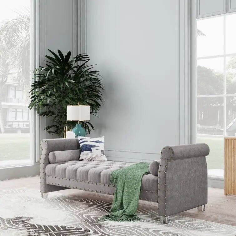 Banc Chesterfield en velours beige capitonné avec accoudoirs volutes, clous décoratifs et pieds en acrylique
