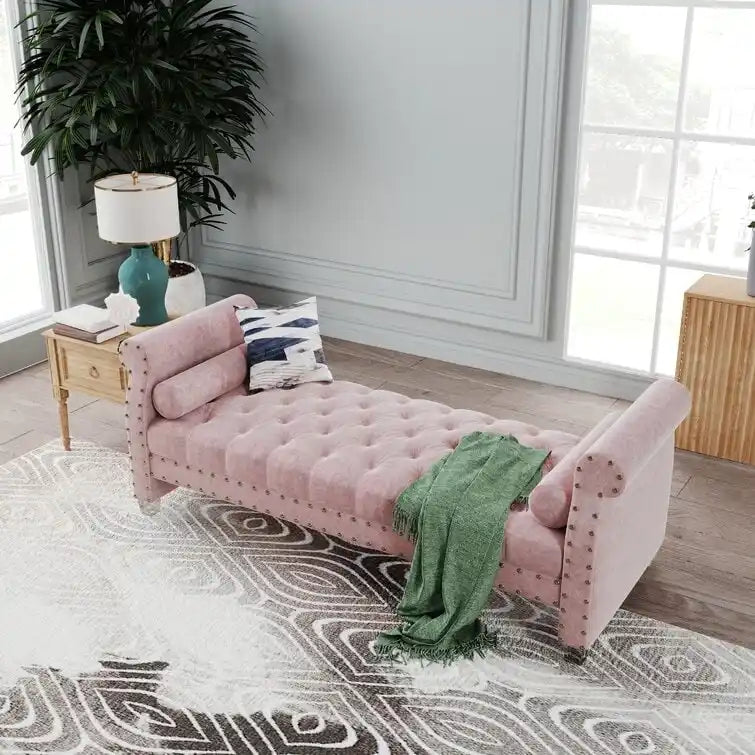 Banc Chesterfield en velours beige capitonné avec accoudoirs volutes, clous décoratifs et pieds en acrylique