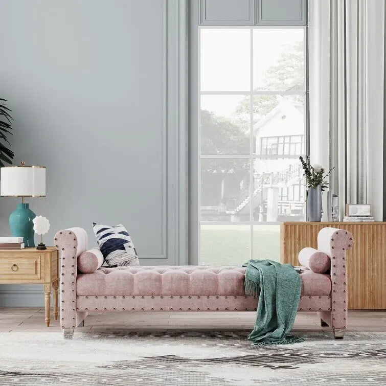 Banc Chesterfield en velours beige capitonné avec accoudoirs volutes, clous décoratifs et pieds en acrylique