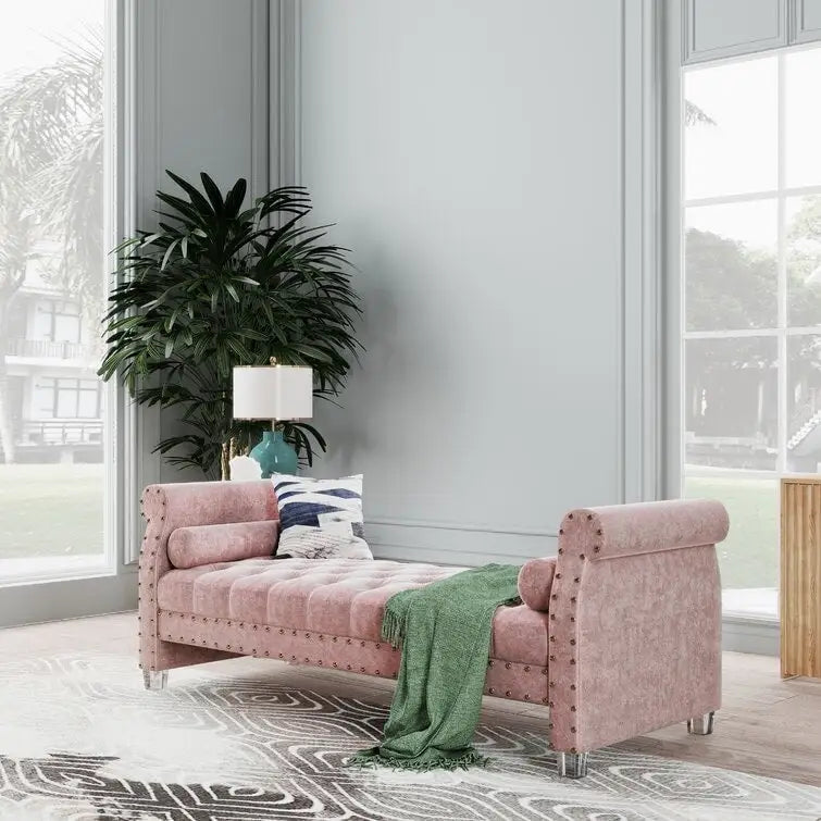 Banc Chesterfield en velours beige capitonné avec accoudoirs volutes, clous décoratifs et pieds en acrylique